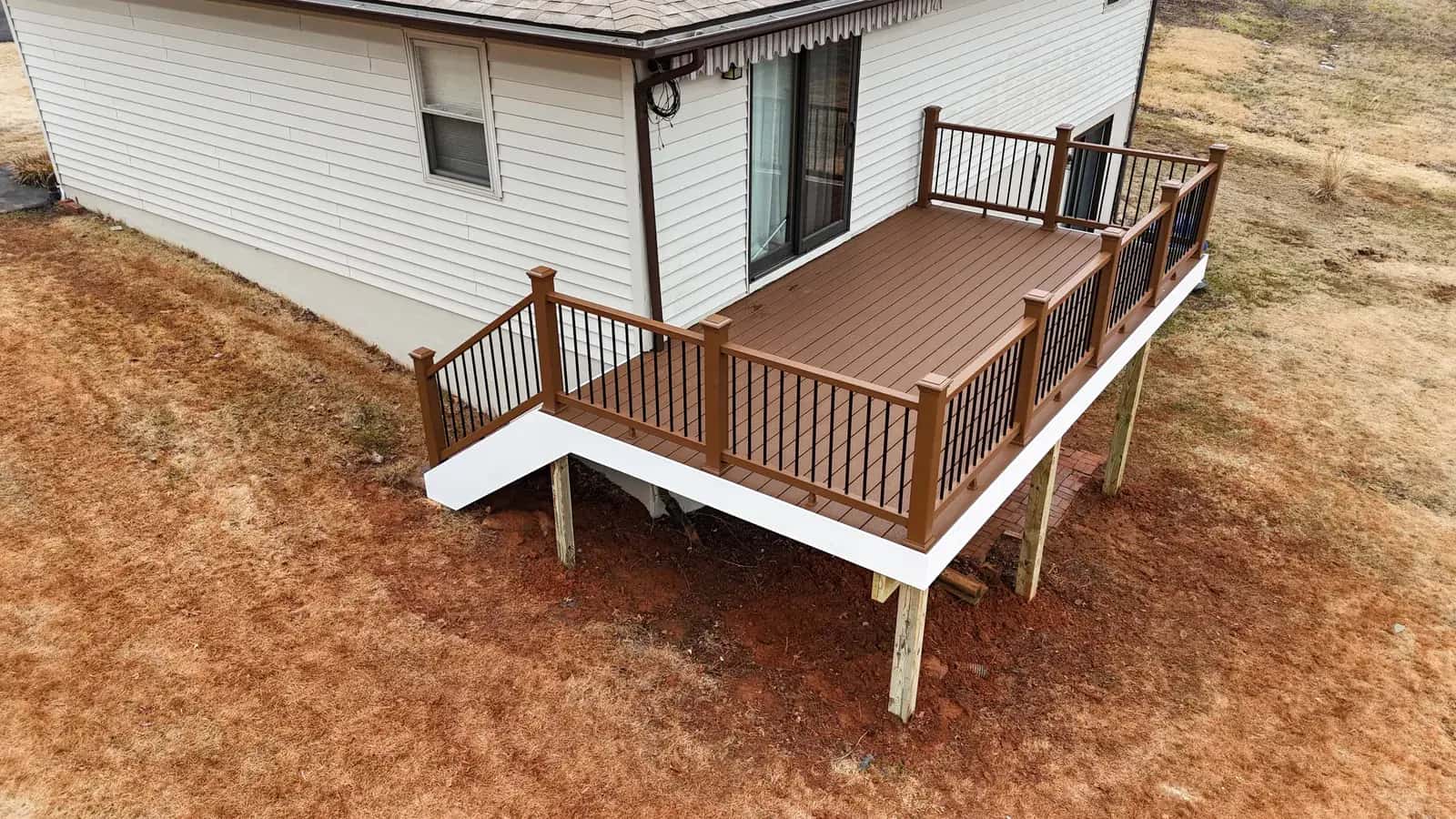 10x20 Trex Select Saddle Brown composite deck in Warrenton VA with matching handrails and PVC wrapped structure