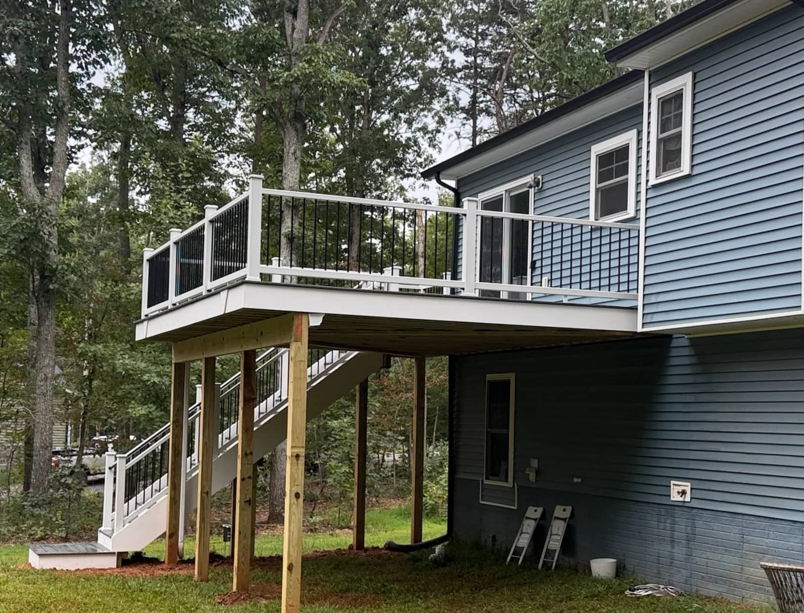Side view of the finished Fredericksburg deck and exposed support posts below