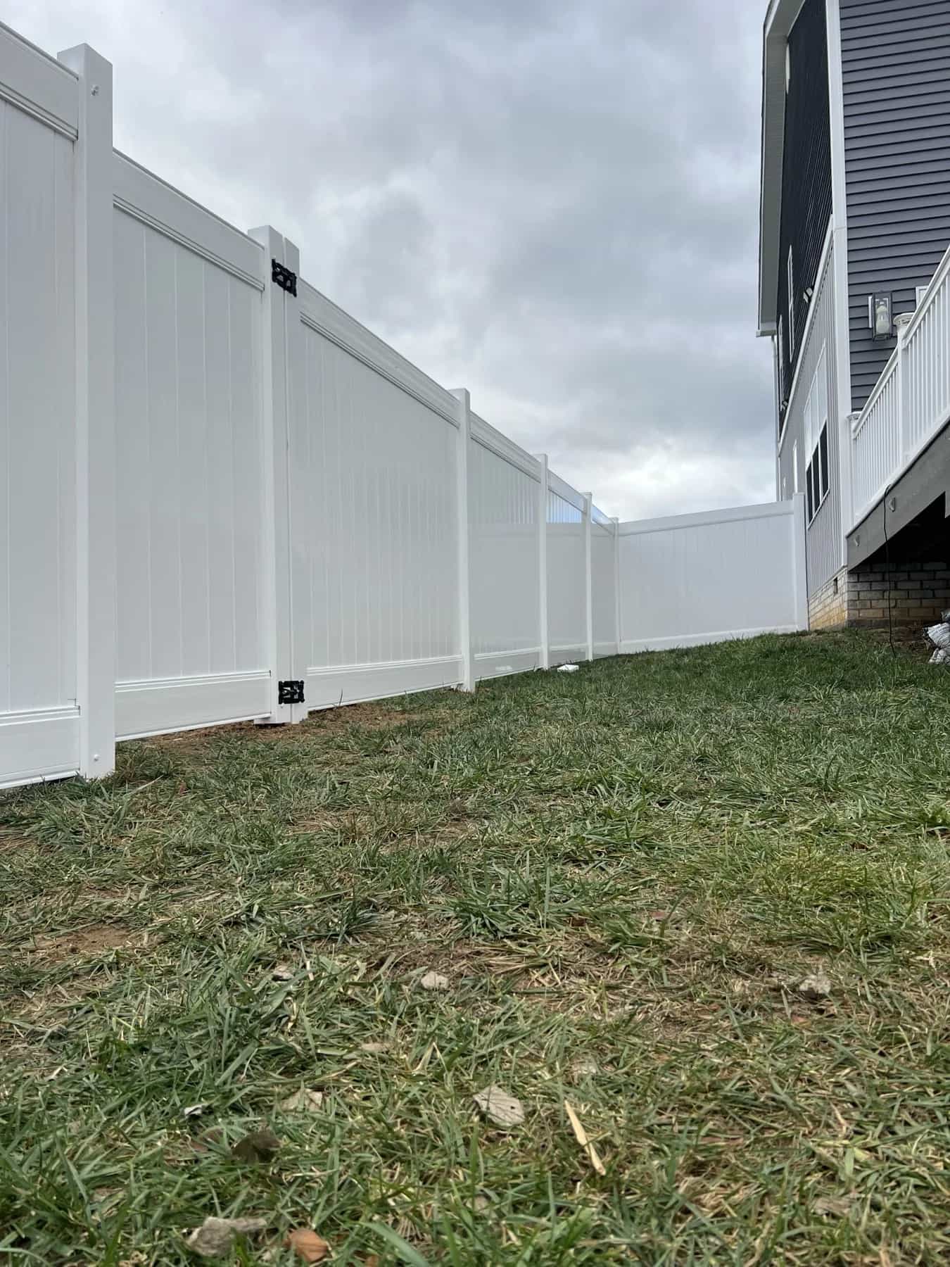 Long run of completed privacy fence in Culpeper VA installed by Battlefield Services
